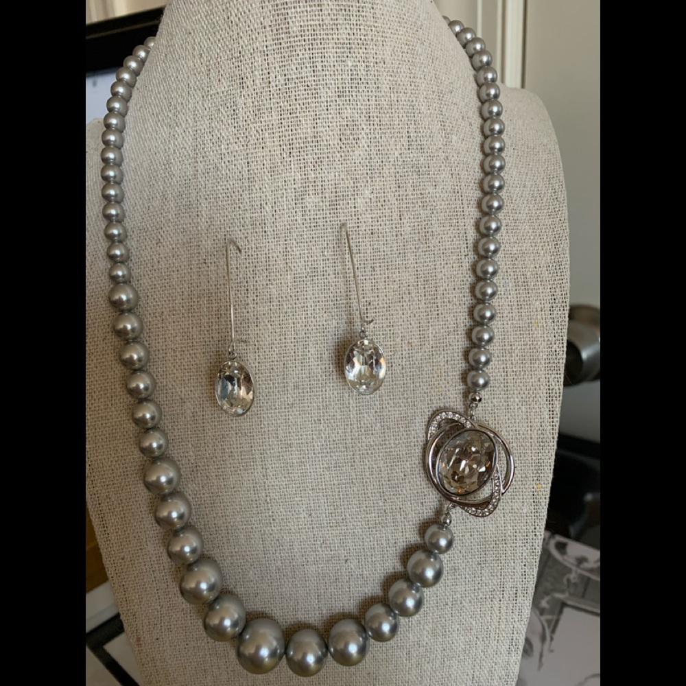 Gorgeous set Necklace and Earrings Swarovski